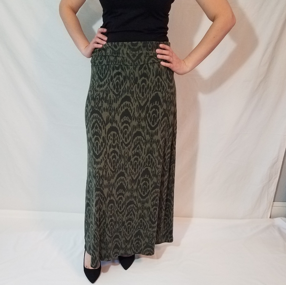 Dresses & Skirts - Beautiful stretchy Skirt for women!